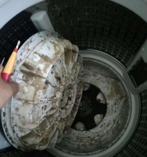 如何正确清洗洗衣机内部污垢（有效的洗衣机清洁方法与注意事项）