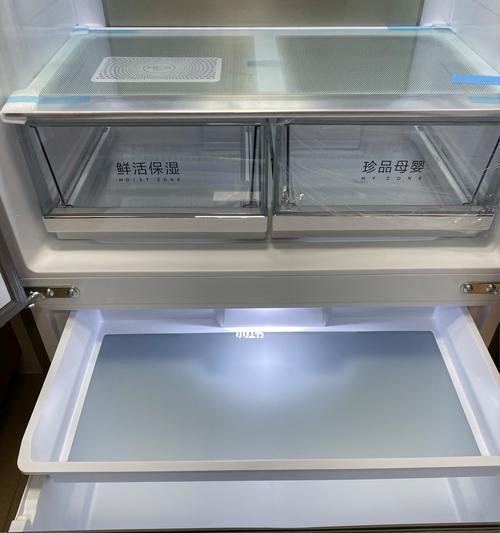 如何清洗冰箱的油烟（快速有效地解决冰箱油烟问题）