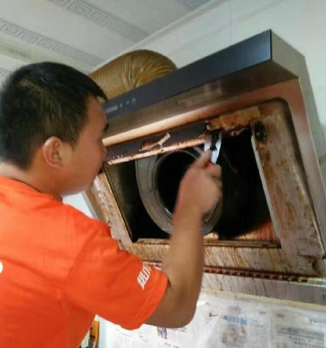 清洗油烟机内部油垢的有效方法（彻底清除油烟机内部油垢）