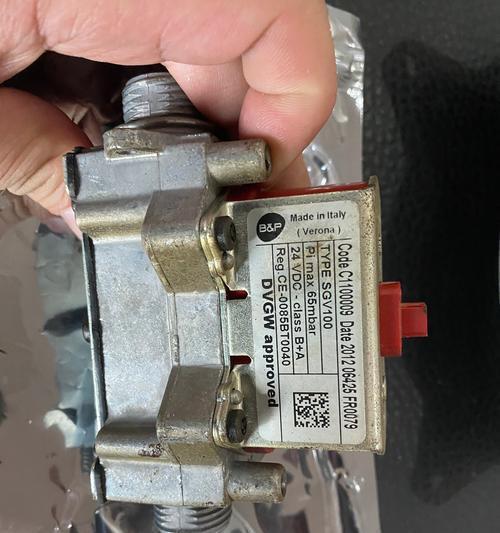 壁挂炉电磁阀漏水处理方法（解决壁挂炉电磁阀漏水问题的实用技巧）